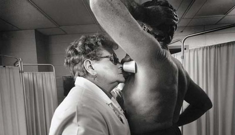 una señora oliendo las axilas de un caballero