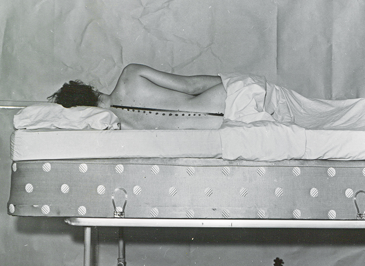 foto vintage de una mujer probando camas