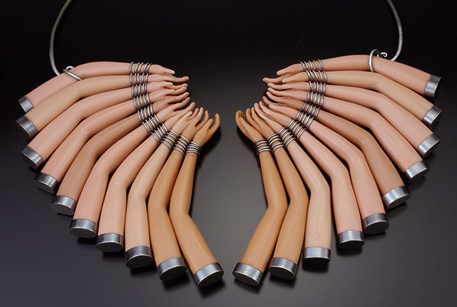 Margaux Lange barbie joyas