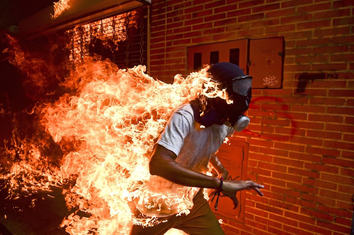"Venezuela Crisis" © Ronaldo Schemidt, Agencia France-Presse.
World Press Photo of the Year, y primer puesto en la categoría Spot News.