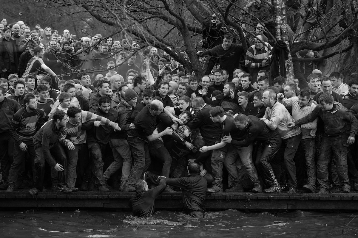 "Royal Shrovetide Football" © Oliver Scarff, agencia France-Presse. Primer puesto de la categoría Sports