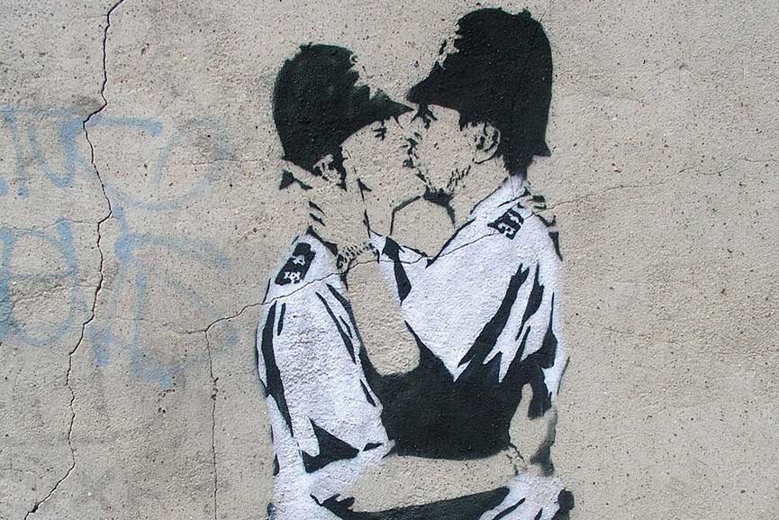 Banksy The Kissing Coppers.beso 11