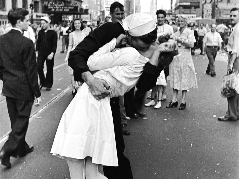 beso despues segunda guerra mundial cultura inquieta