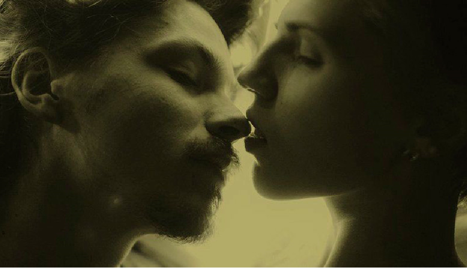 Una pareja besandose