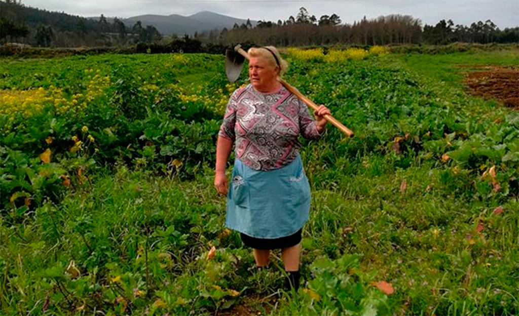 Dolores Leis en su huerto