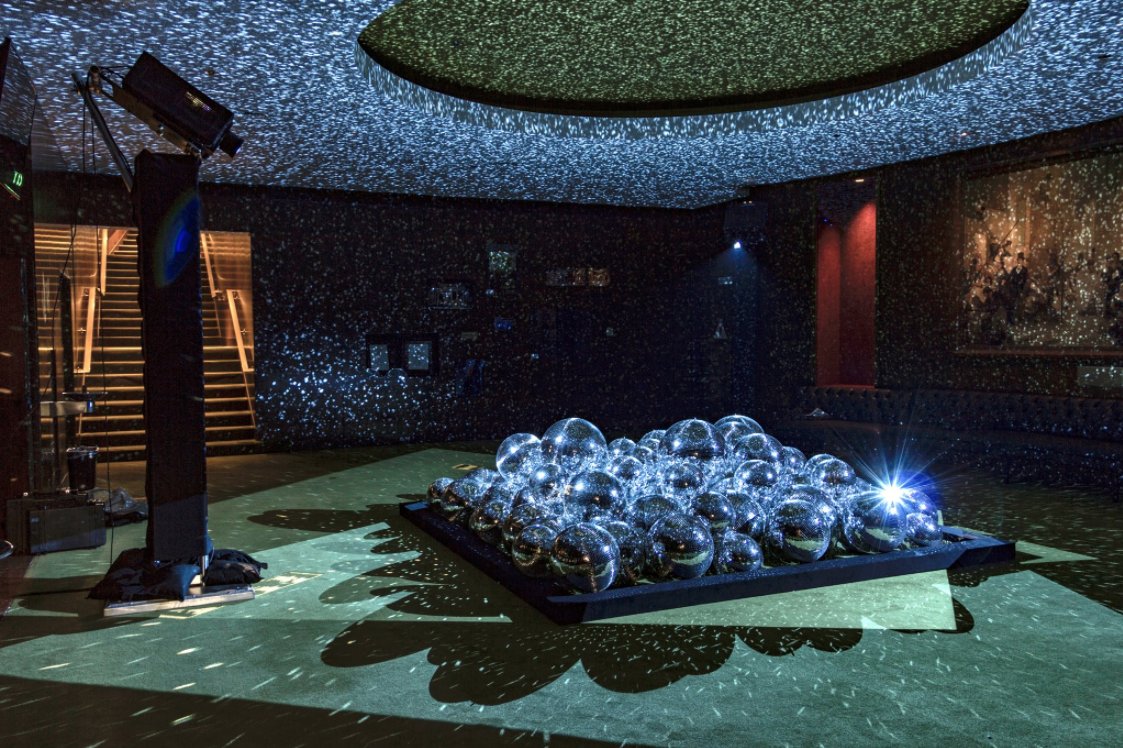 instalación luces disco kyle mcdonald 10