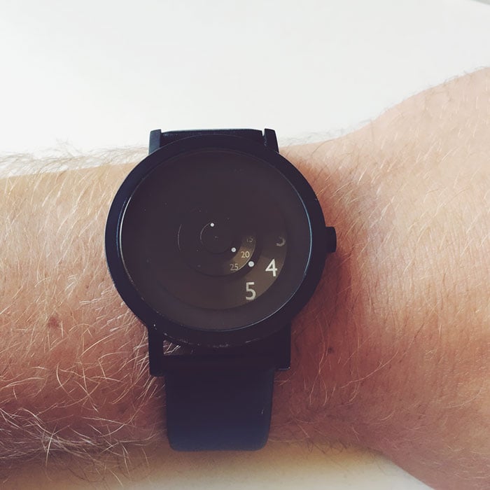 10 UN RELOJ QUE DA LA HORA Y LA INFORMACION JUSTA