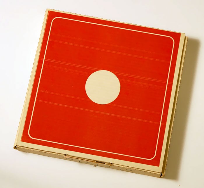 17 UNA CAJA DE DOMINOS PIZZA DE LOS 60