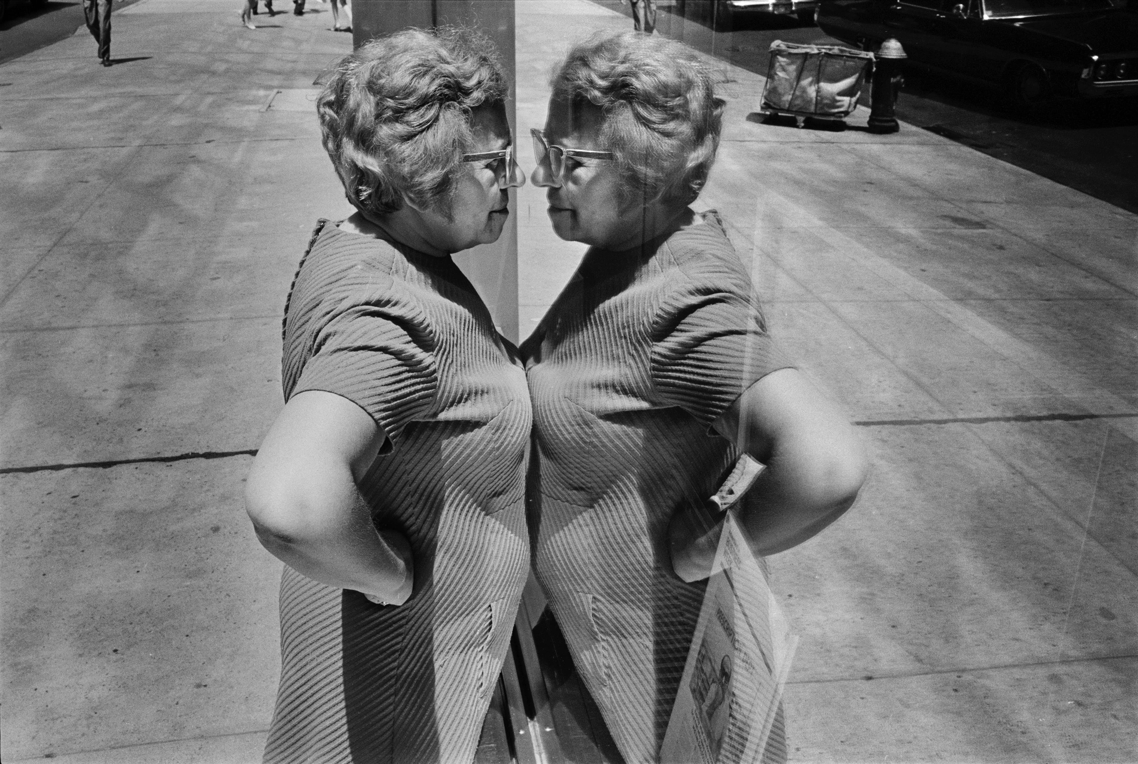 Richard Kalvar Mujer mirandose en un escaparate Hamburgo Alemania 1973 Richard Kalvar Magnum Photos