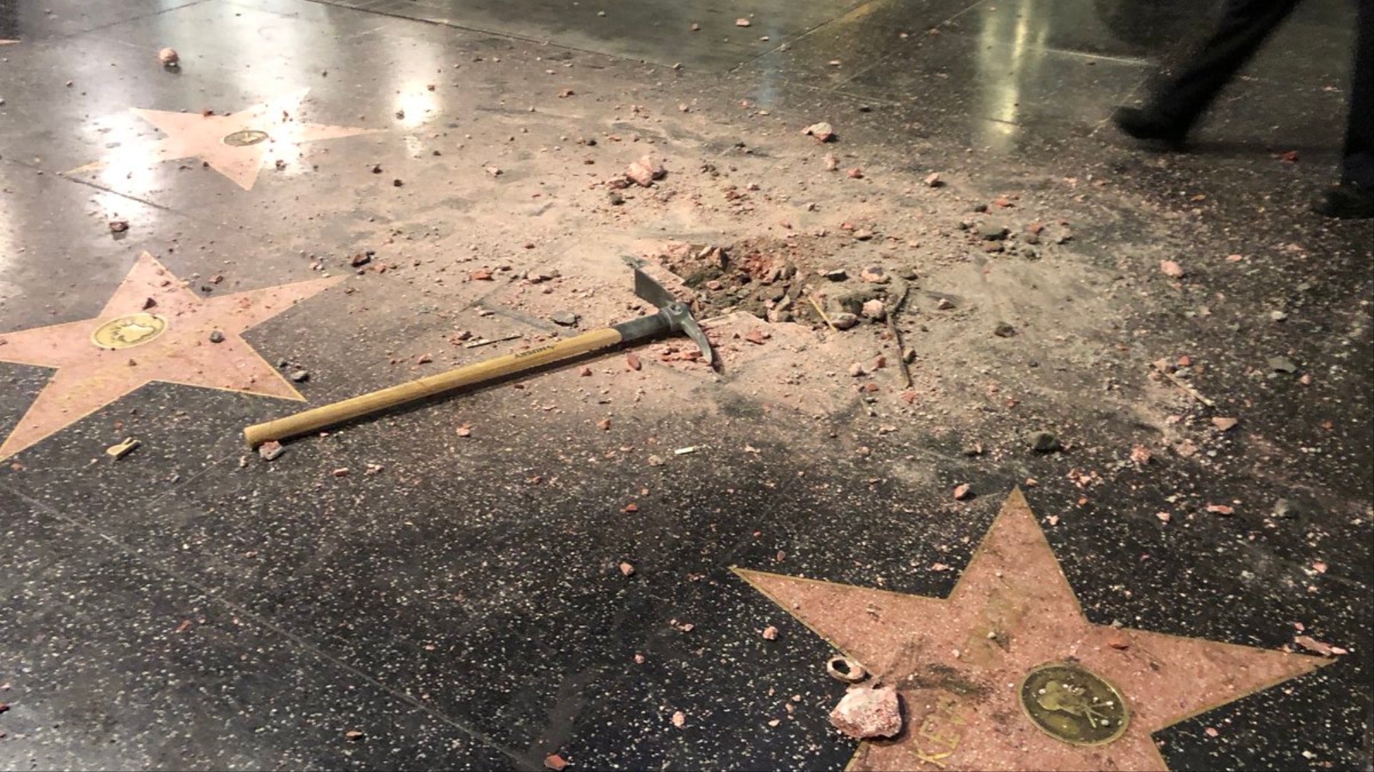 Estrella de Trump en Hollywood destrozada con una pica