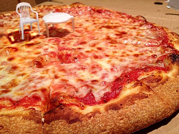 Por fin la caja de pizza que se hace mesa para comer en la cama - Cultura  Inquieta