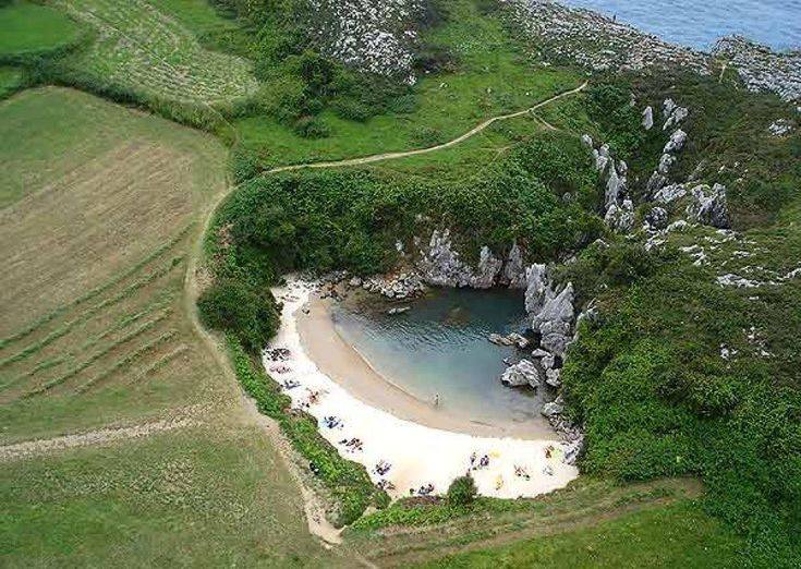 Playa de Gulpiyuri, en Asturias, conocida por ser una de las más pequeñas playas del mundo