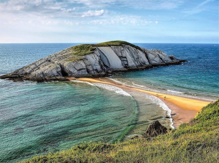 Covachos, Cantabria. Playa y naturaleza ubicadas en el municipio de Santa Cruz de Bezana.