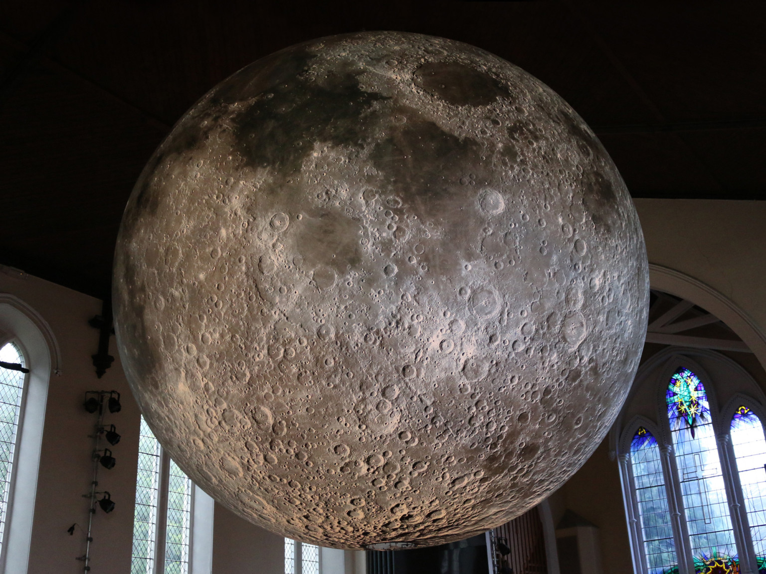 Luke Jerram 4 Luna MuseoDeLaLuna escultura arte astronomía magia satélite belleza