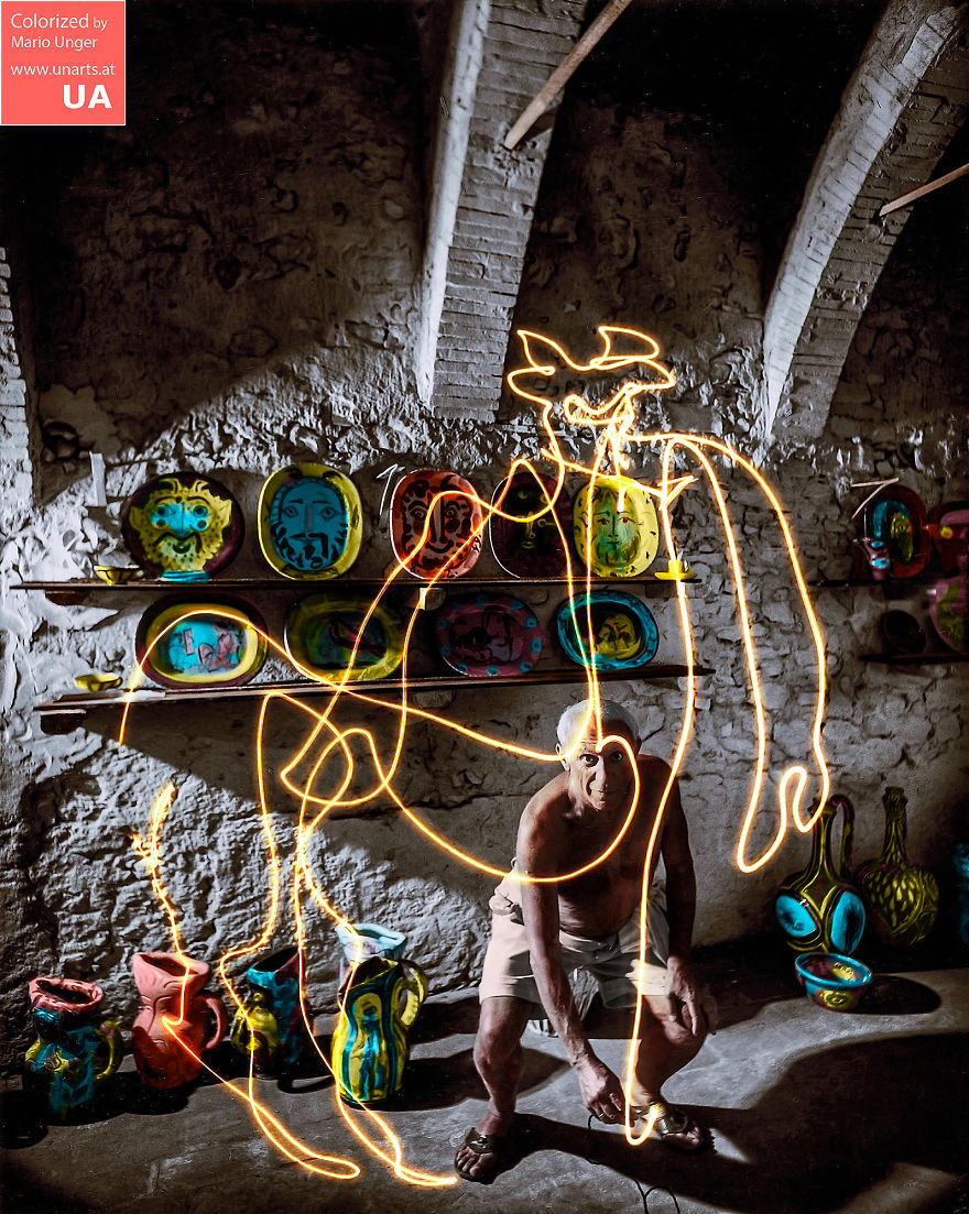 Fotografía coloreada del pintor español Pablo Picasso dibujando un centauro en el aire con una pequeña bombilla. Fotografía de larga exposición (light painting) realizada por el fotógrafo Gjon Mili en 1949 en Vallauris.