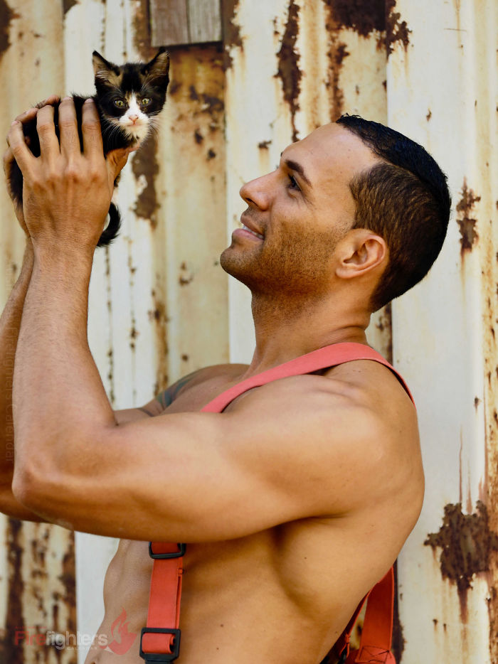 BomberosAustralianos 12 calendario beneficiencia buenacausa animales Australia fotografía erótico