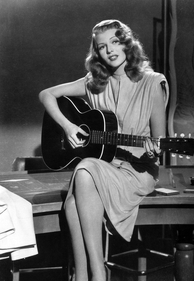 rita hayworth tocando la guitarra en gilda