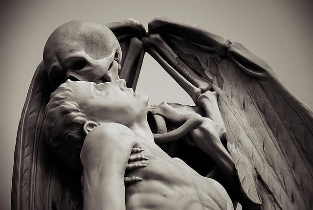 «El beso de la muerte», la sobrecogedora escultura en Poblenou