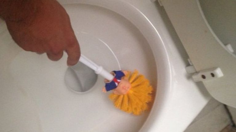 escobilla del váter con el rostro de Donald Trump