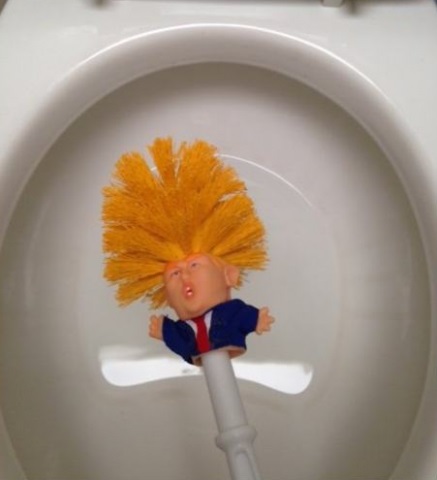 escobilla del váter con el rostro de Donald Trump