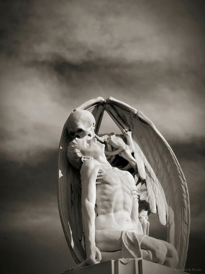 ElBesoDeLaMuerte 1 escultura fúnebre cementerio Poblenou Barcelona JaumeBarba Llaudet muerte