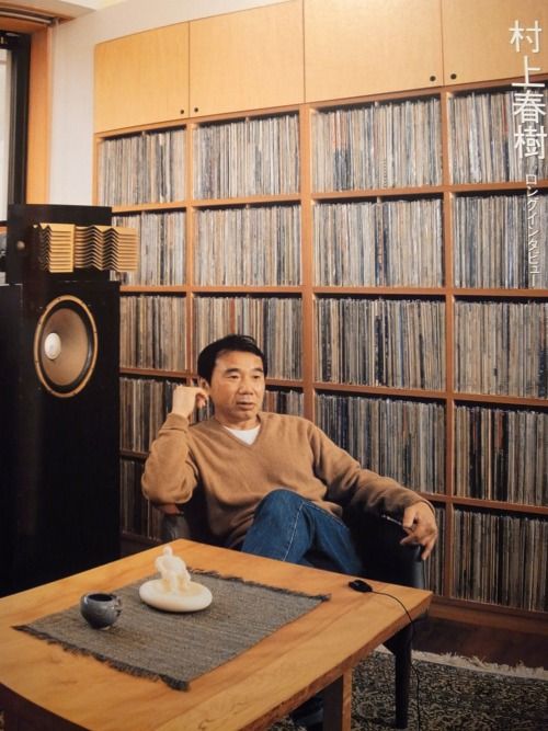 Haruki Murakami junto a su extensa colección de discos de vinilo.