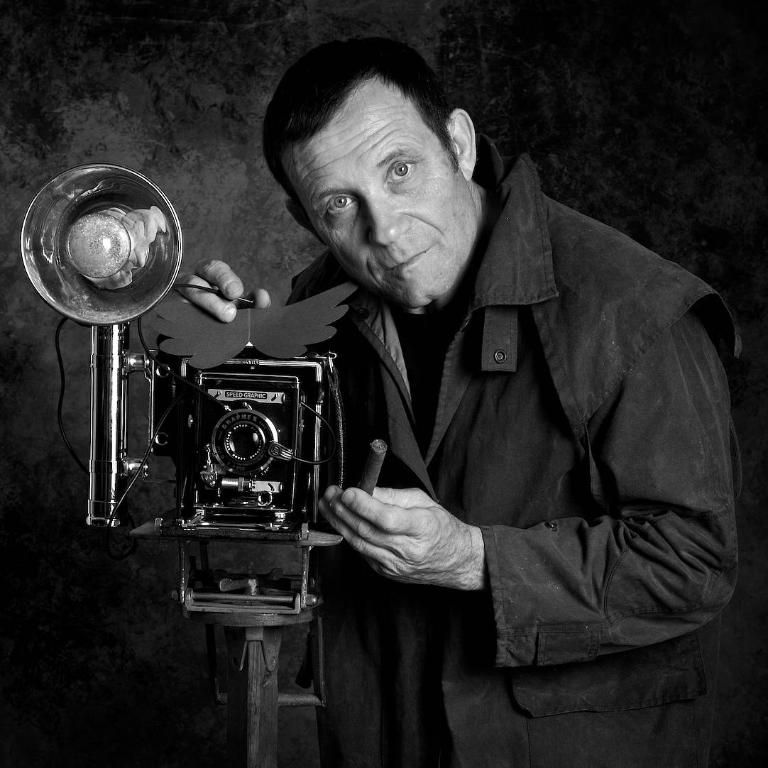 Irving Penn con una cámara de fotos.