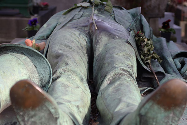 Víctor Noir Pére Lachaise cementerio tumba Jules Dalou Dita Von Tesse erotismo superstición París