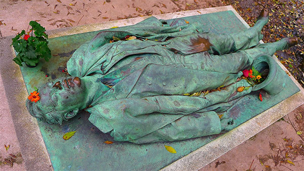 Víctor Noir Pére Lachaise cementerio tumba Jules Dalou Dita Von Tesse erotismo superstición París