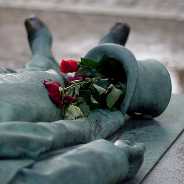 Víctor Noir Pére Lachaise cementerio tumba Jules Dalou Dita Von Tesse erotismo superstición París