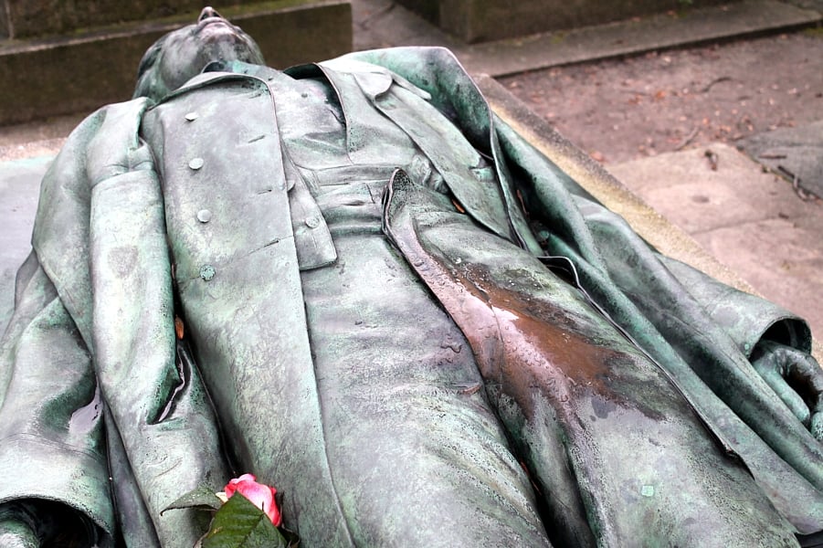 Víctor Noir Pére Lachaise cementerio tumba Jules Dalou Dita Von Tesse erotismo superstición París