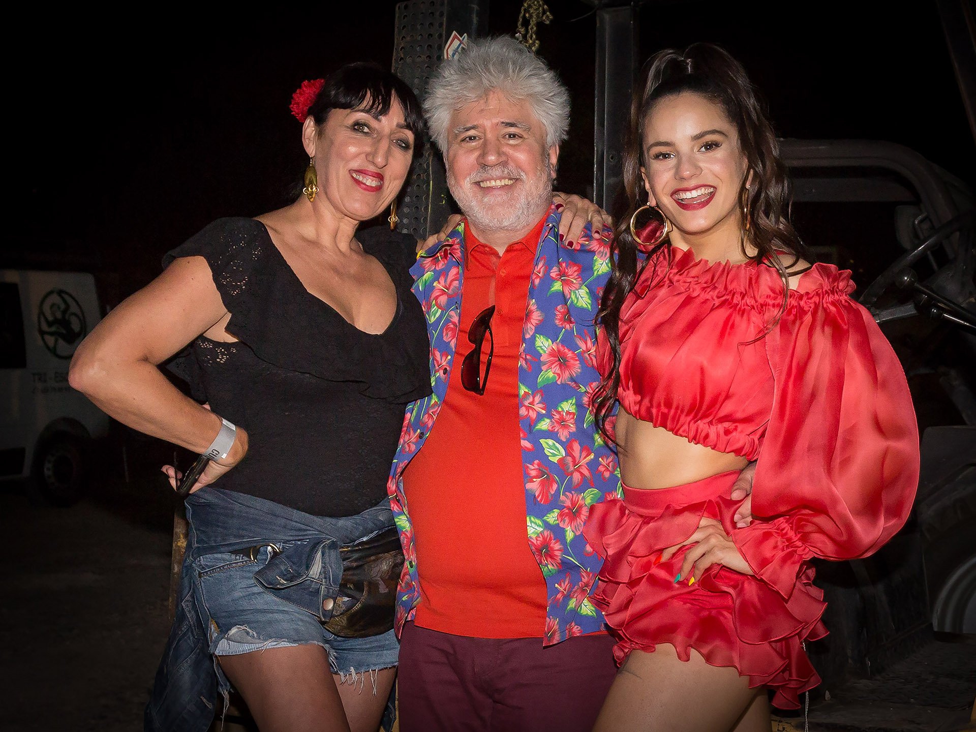 Rossy de Palma, Pedro Almodóvar y Rosalía, tras la actuación de esta última en el Festival Cultura Inquieta.