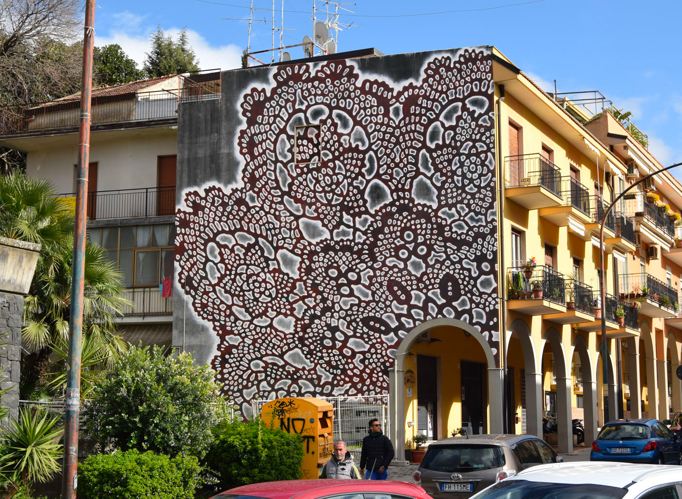 NeSpoon 5 IntervencionesUrbanas graffiti spray tradicion modernismo mural BrigitteLefebvre ThereseLemoine