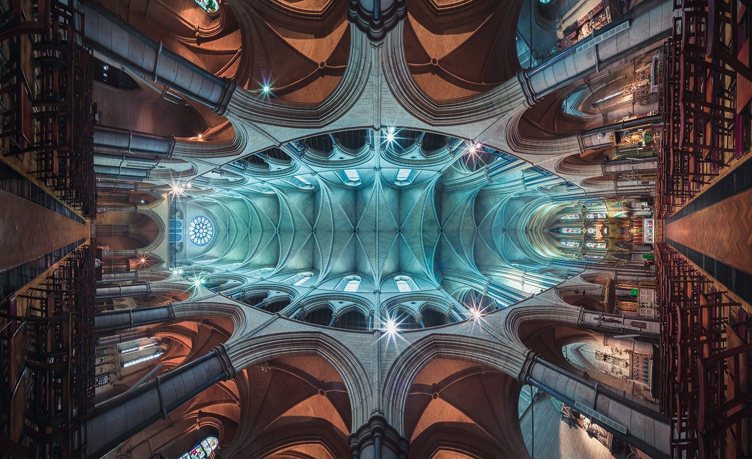 La simetría arquitectónica de las iglesias, fotografiada por Peter Li Bring