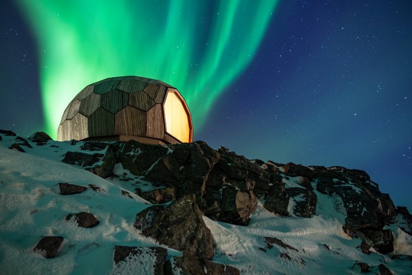 cabaña en el ártico de noche