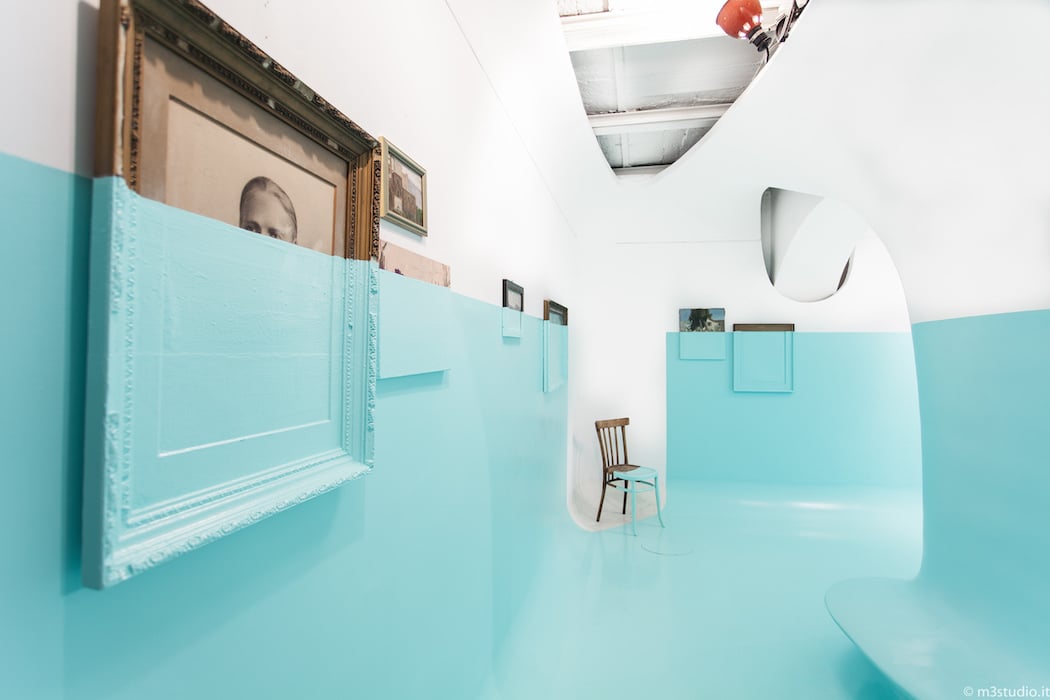 Instalación pintada blanco y azul