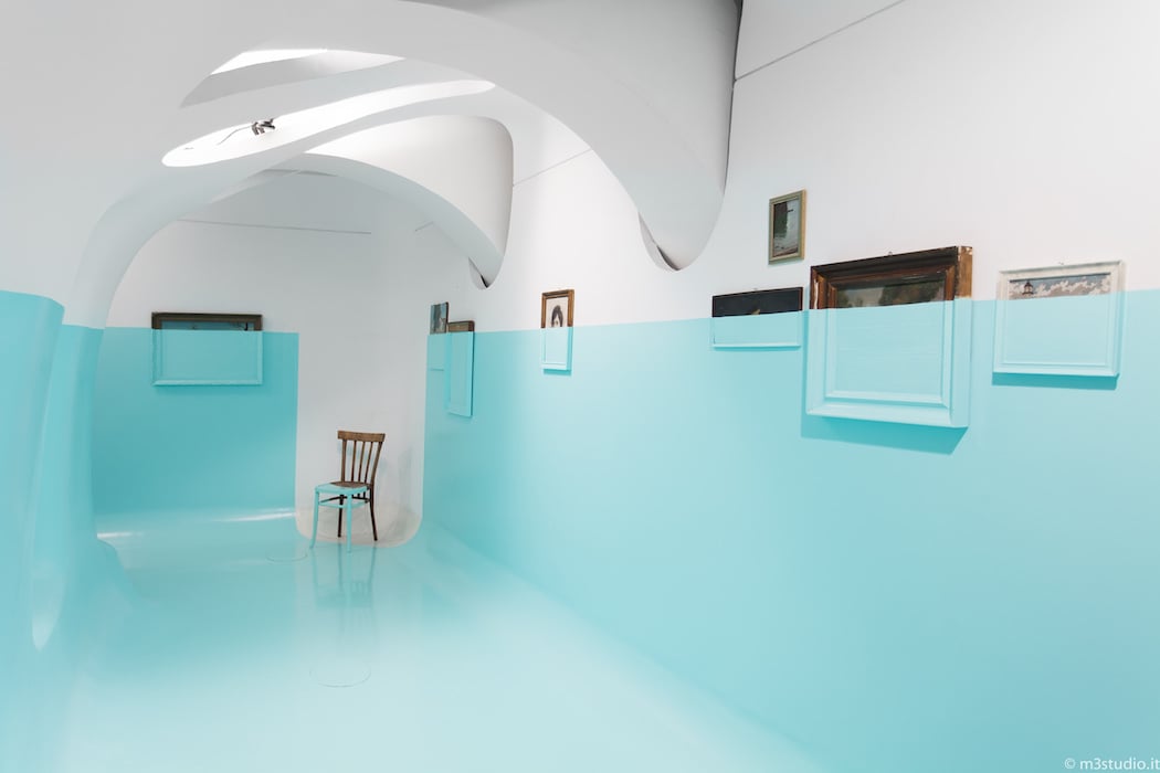 Instalación pintada blanco y azul