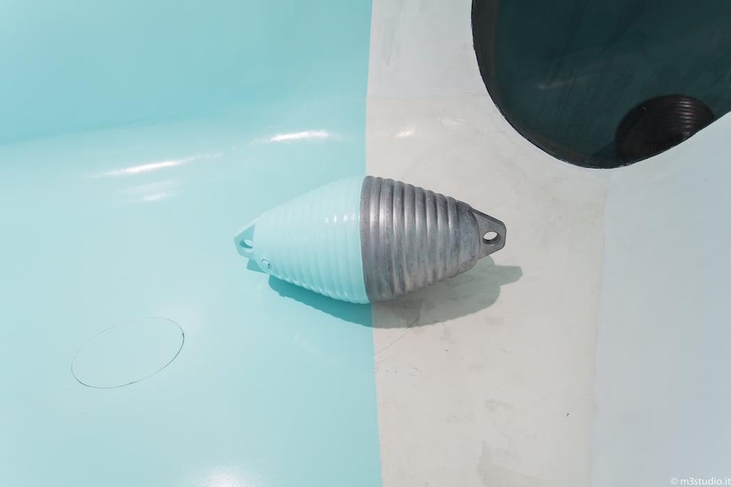 Instalación pintada blanco y azul