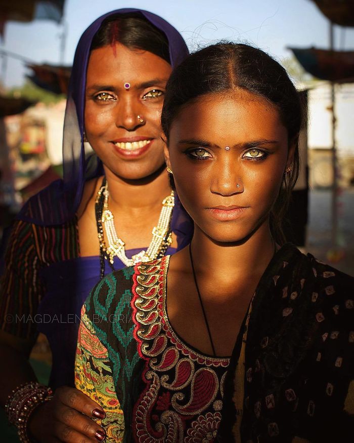 Fotografía de retrato de dos mujeres mayores indios de Magdalena Bagrianow.