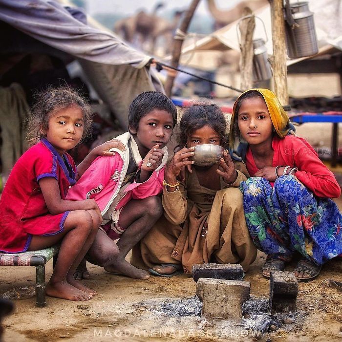 Fotografía de retrato de varios niños indios de Magdalena Bagrianow.