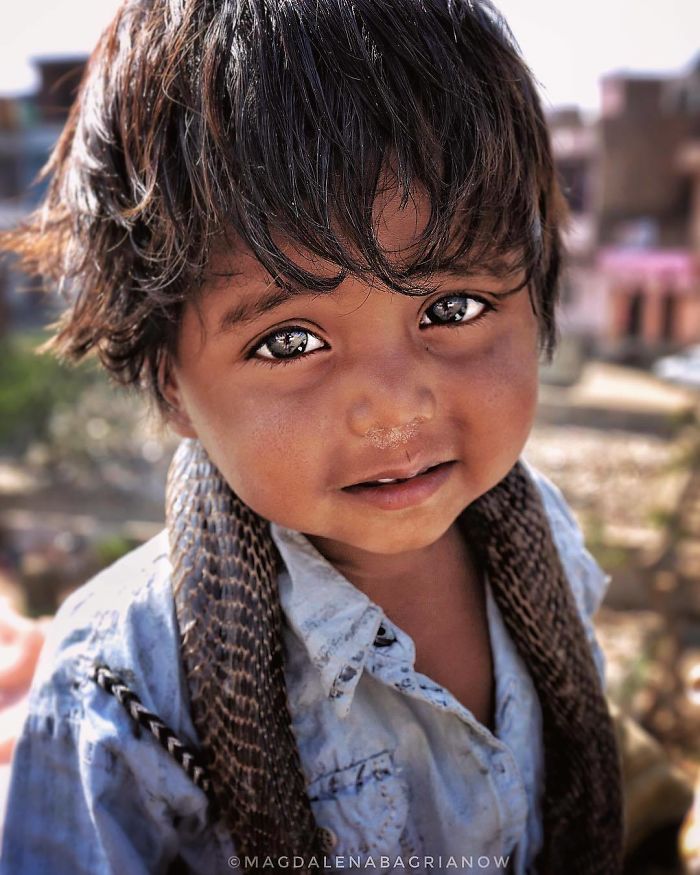Fotografía de retrato de un niño pequeño indio de Magdalena Bagrianow.