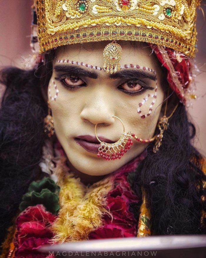 Fotografía de retrato de un hombre con la cara pintada indio de Magdalena Bagrianow.