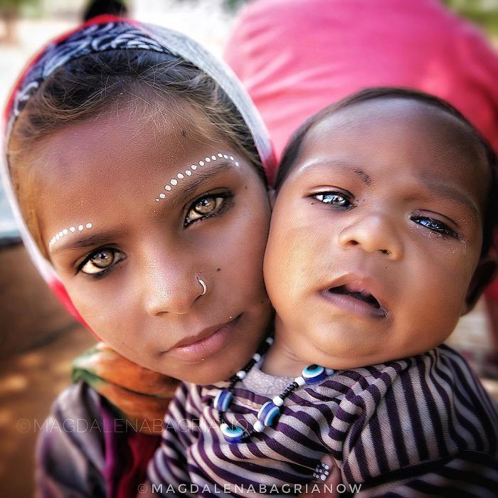 Fotografía de retrato de una una niña y un bebé indio de Magdalena Bagrianow.