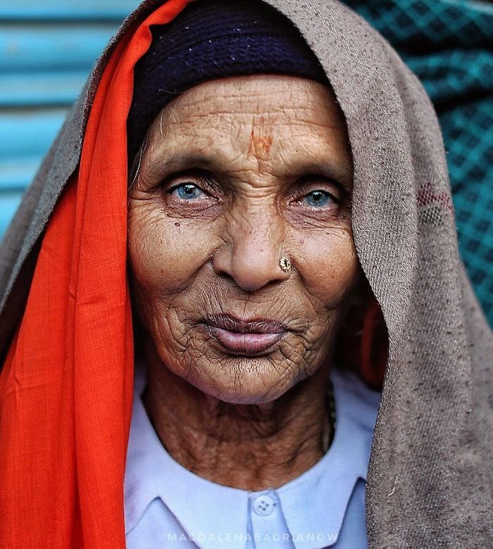 Fotografía de retrato de una mujer mayor india de Magdalena Bagrianow.