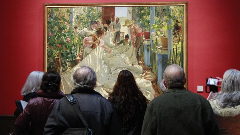 Disfrutando de la obra "Cosiendo la vela", de Joaquín Sorolla, en The National Gallery londinense.