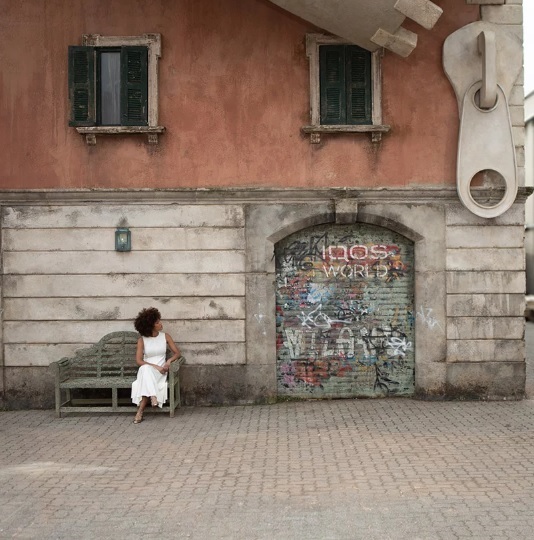 Alex Chinneck 2 Milan diseño efecto optico arquitectura escultura IQOS World Revealed cremallera