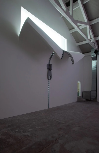 Alex Chinneck 5 Milan diseño efecto optico arquitectura escultura IQOS World Revealed cremallera