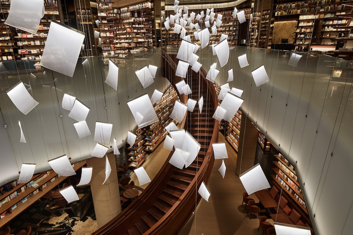 En esta biblioteca china las lámparas parecen hojas flotando en el aire 14