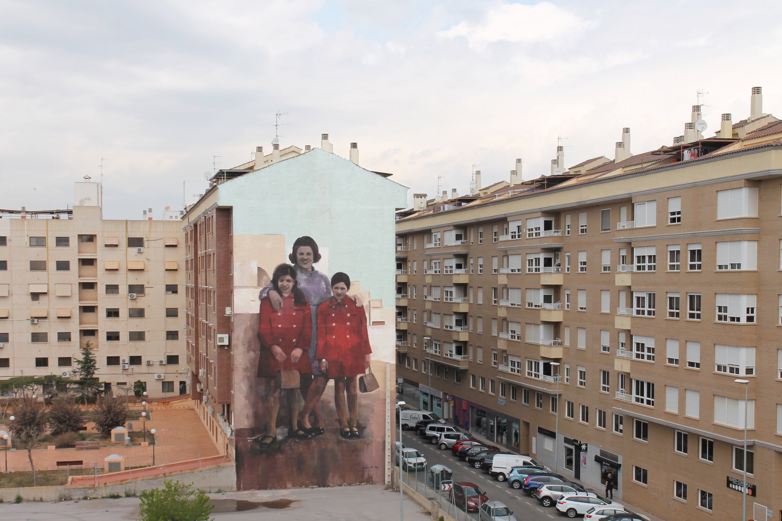 Mohamed L Ghacham 10 mural pintura intervenciones urbanas retro vintage familia