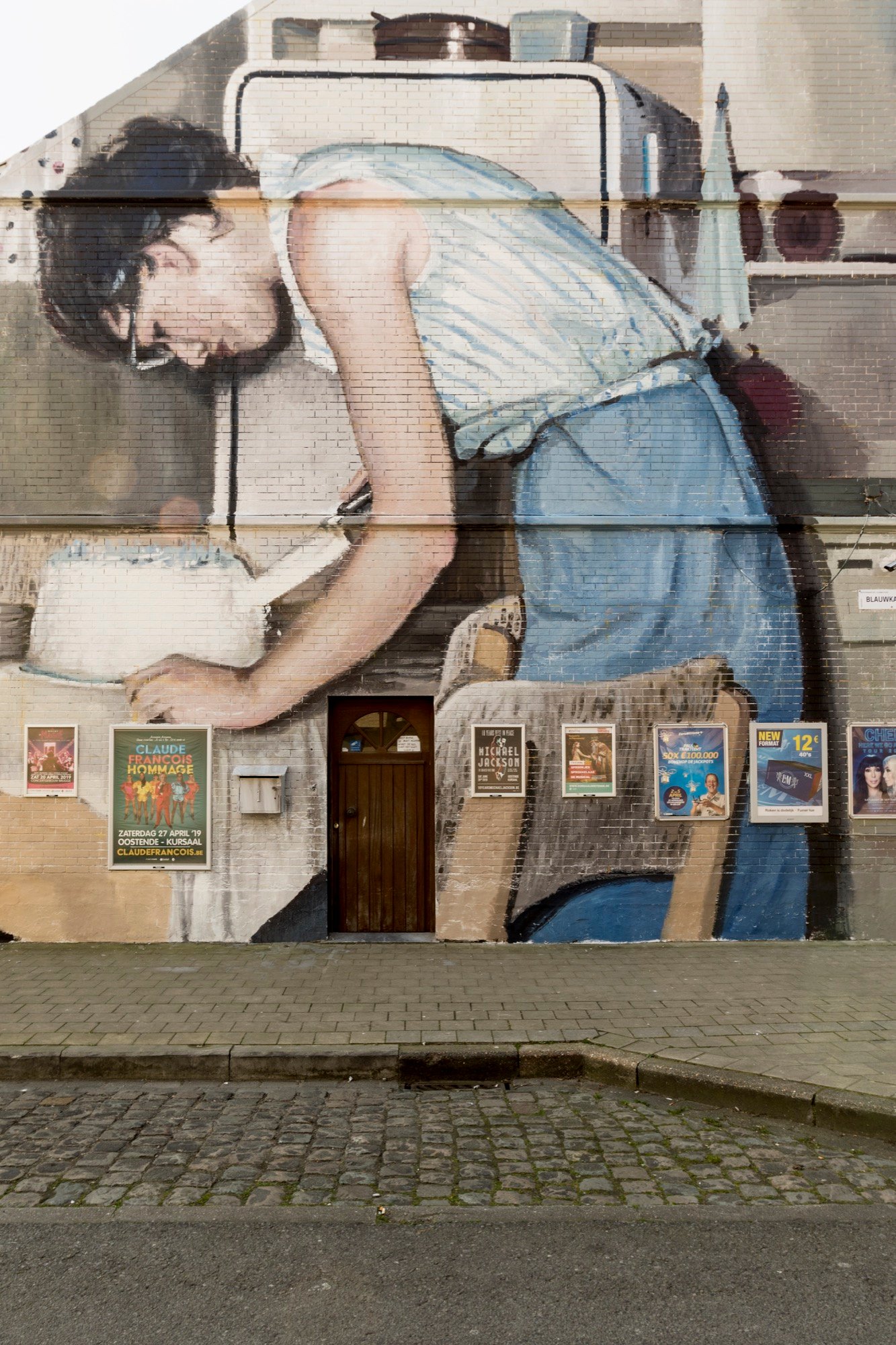 Mohamed L Ghacham 1 mural pintura intervenciones urbanas retro vintage familia